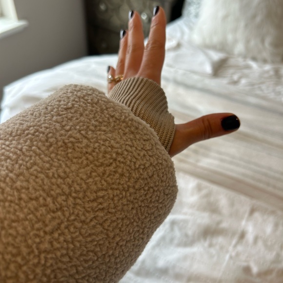 Gymshark Women's Light Tan Puffer Jacket - Picture 4 of 5